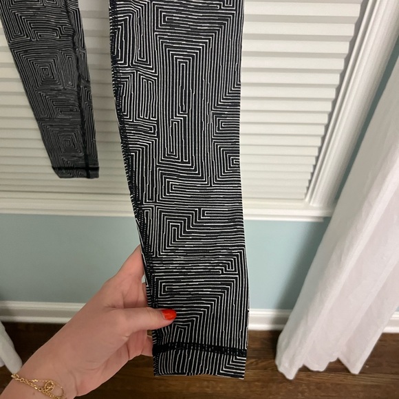 Lululemon black and white geometric pattern wonder under leggings. Size 4 - Picture 4 of 13